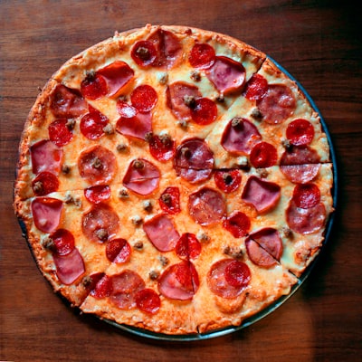 Pizza pepperoni artesanal recién horneada